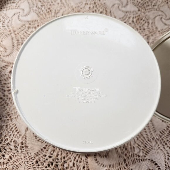 Tupperware Almond Starburst Round Storage Canister Container Set of 2 Vintage - Picture 7 of 11